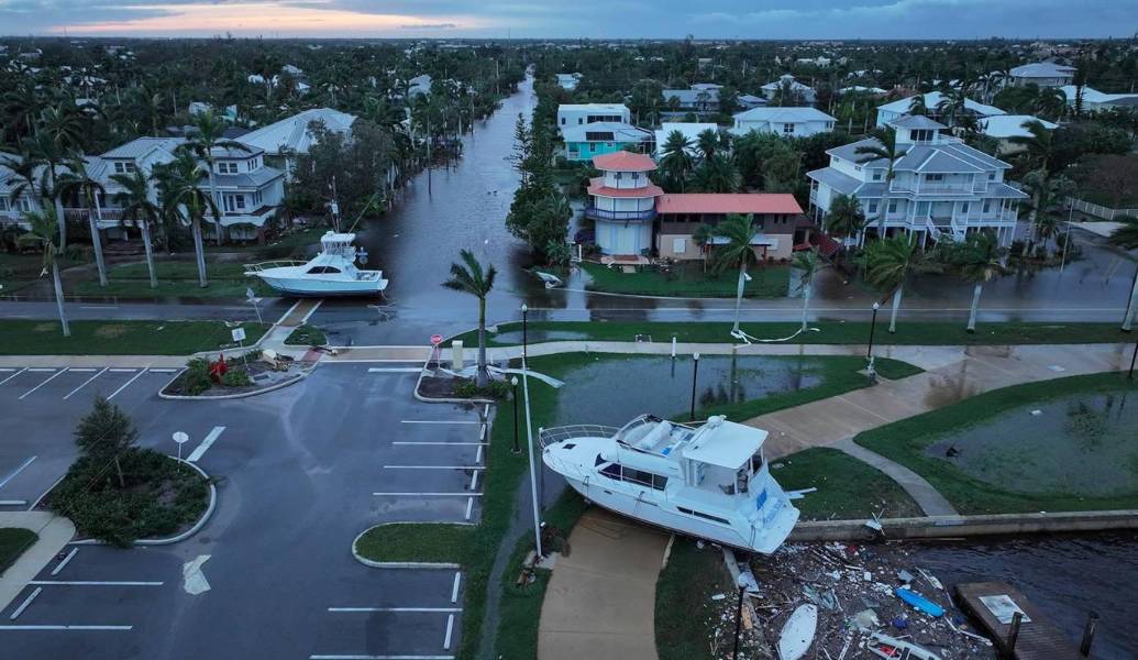 Video | Así fue el rescate de un hombre que naufragó encima de una hielera en la costa de Florida por el huracán Milton