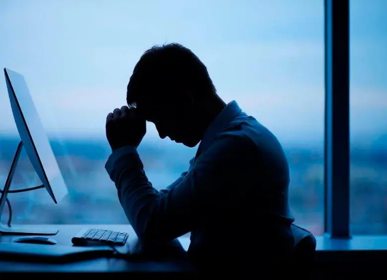 Trabajadores enfrentan jornadas largas y presión constante, factores que inciden en su bienestar mental. FOTO: CANVA