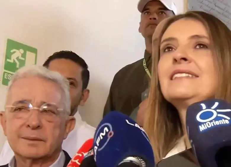 Uribe votó en compañía de Paloma Valencia. Foto: Captura de video.