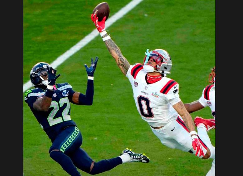 El colombiano Christian González de uniforme blanco, en una de las acciones destacadas del juego en la final del Super Bowl. FOTO GETTY 