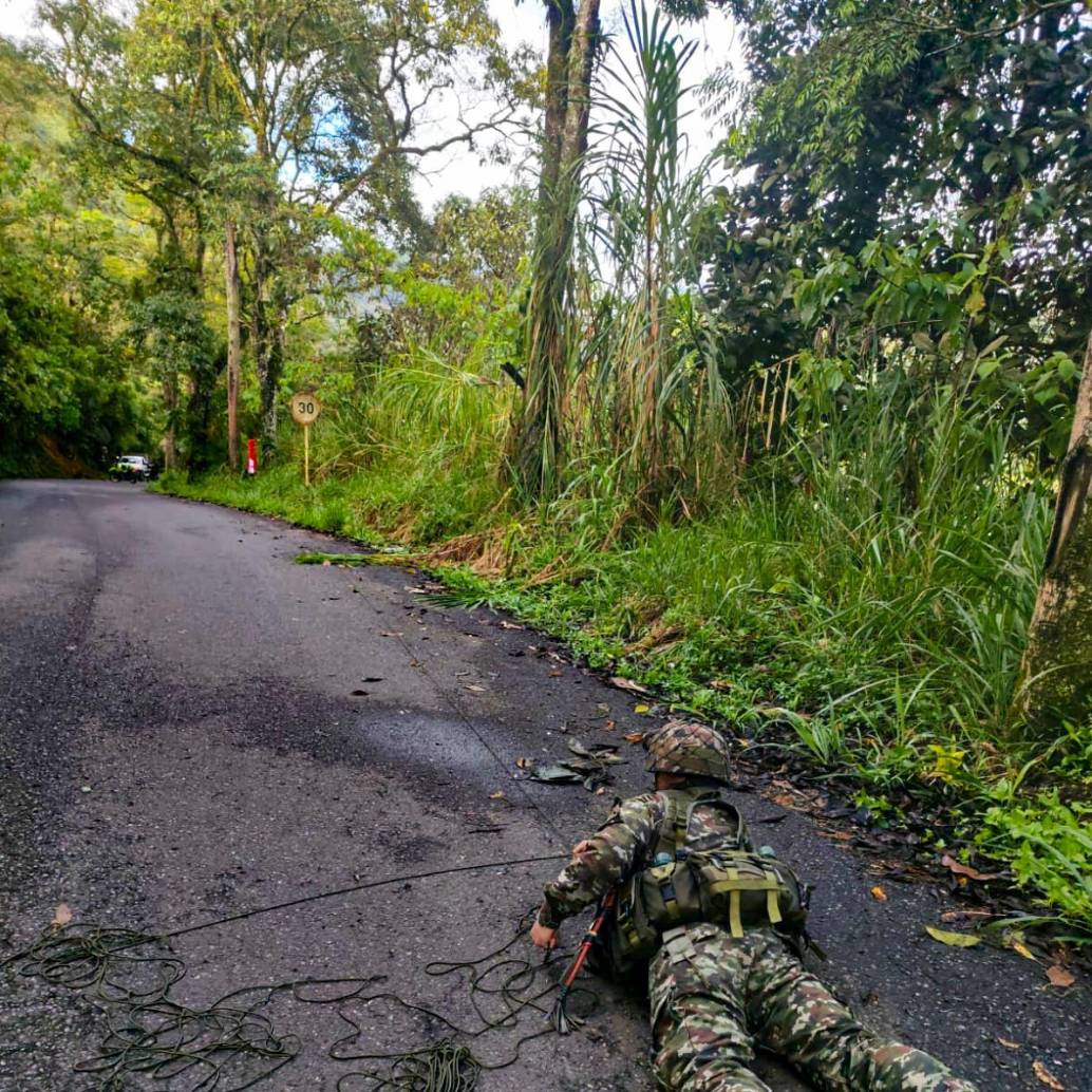 Una de las banderas fue encontrada en el sector El Porvenir, sobre la vía que comunica a la cabecera municipal con el corregimiento de Tapartó. FOTO: Cortesía Ejército Nacional