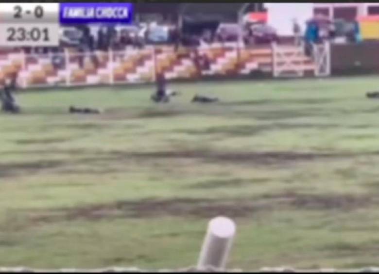Momento en que los futbolistas caen al suelo después del impacto del rayo. FOTO: Captura de video