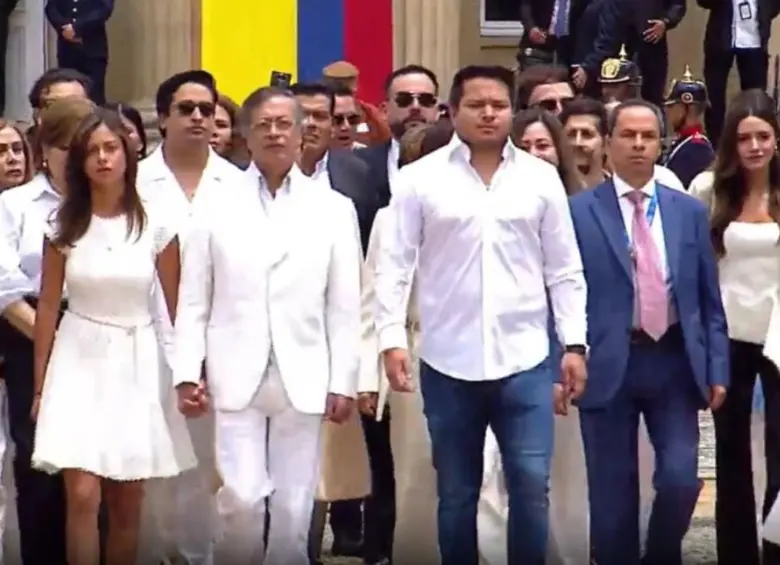 Gustavo Petro salió de la Casa de Nariño acompañado por su hija Antonella y miembros de su equipo. FOTO: Tomada de video.