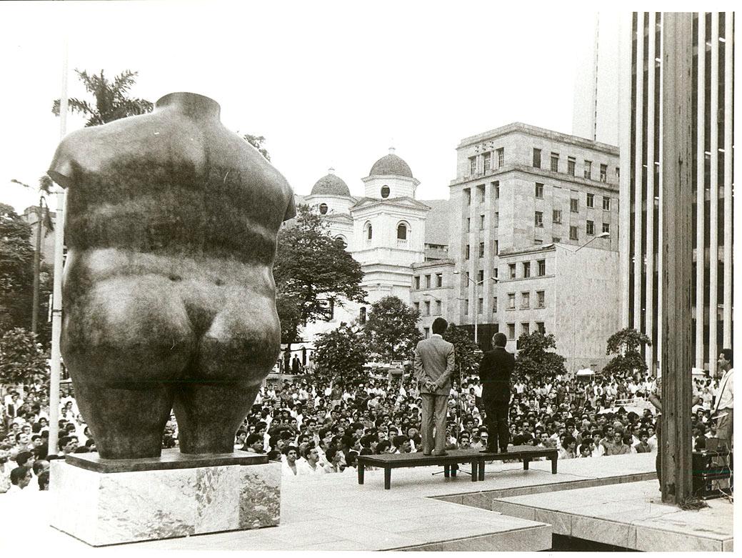 La Gorda fue inaugurada por el maestro Fernando Botero en la esquina de La calle Colombia con la carrera Bolivar hace 35 años. Foto: Archivo el Colombiano