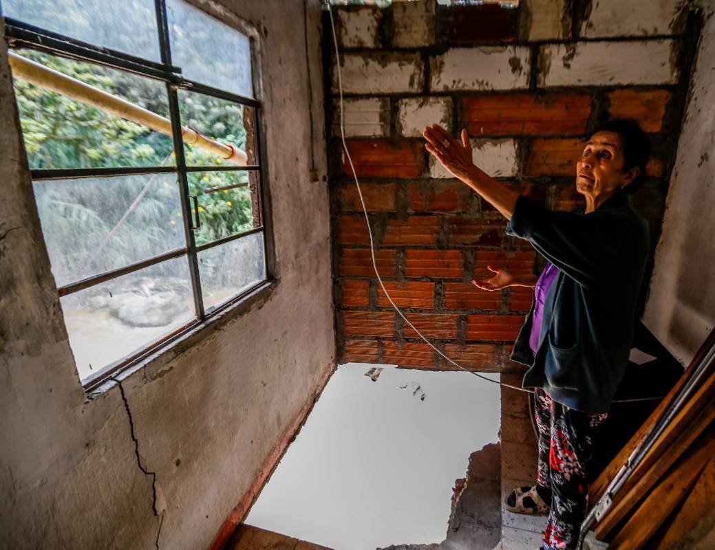 Las fuertes lluvias continuaron dejando estragos entre la noche del jueves y la madrugada de este viernes, luego de que una quebrada se creciera y provocara la destrucción de siete viviendas, dejando damnificadas a varias familias en barrio Miraflores el centro occidente de Medellín. Fotos Julio César Herrera