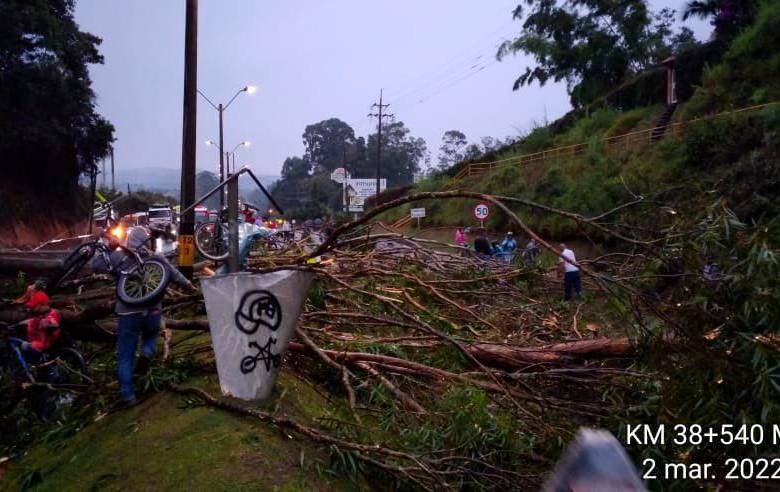 Avanzan los trabajos de retiro de material en el corredor. Foto Cortesía