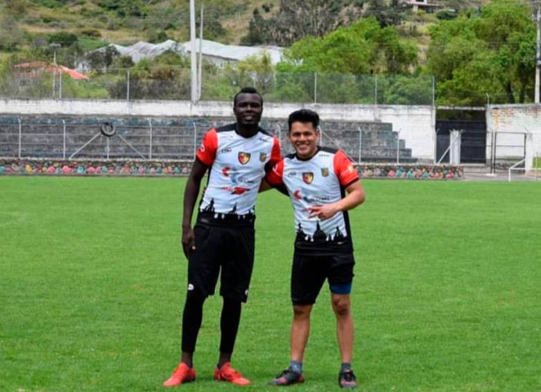 Israel Ugsha (derecha) y su compañero en un entrenamiento en Deportivo Cotopaxi. FOTO CORTESÍA