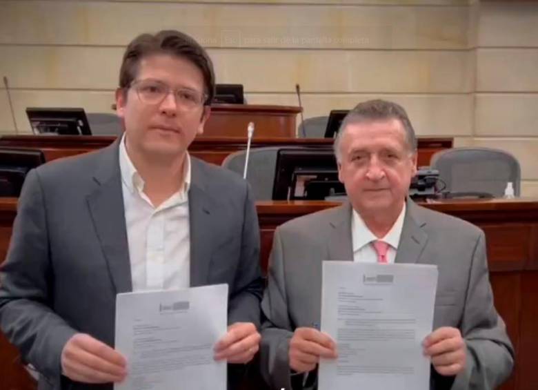 La ponencia negativa a la reforma tributaria la defendieron el senador Miguel Uribe Turbay y el representante a la Cámara, Óscar Darío Pérez, ambos del Centro Democrático. FOTO: CORTESÍA