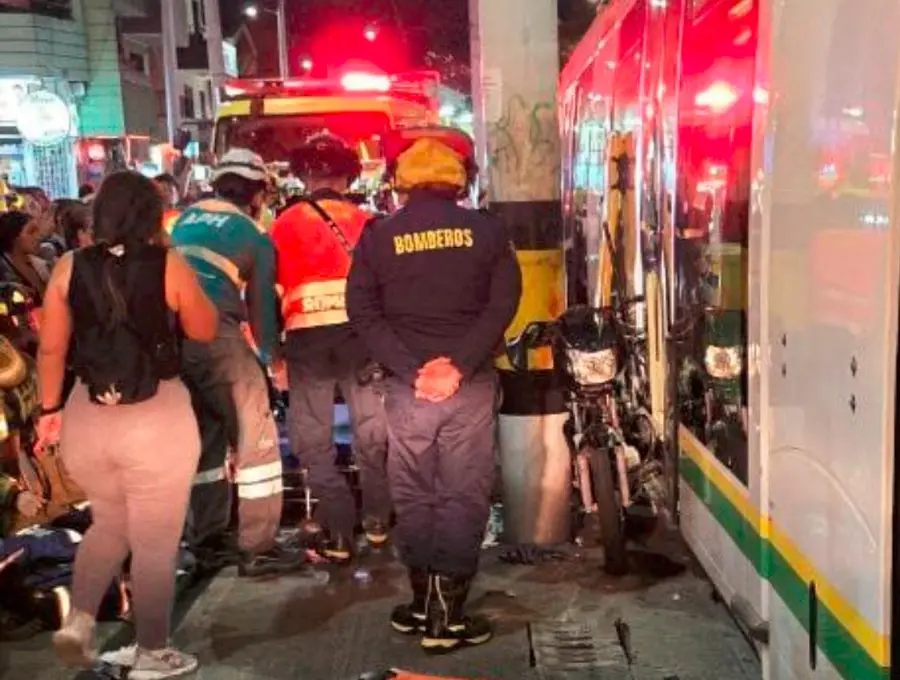 Así quedó la motocicleta, entre el poste y el coche tranviario en el barrio Gerona, oriente de Medellín, en un acto de imprudencia por parte del motorizado. FOTO: CORTESÍA