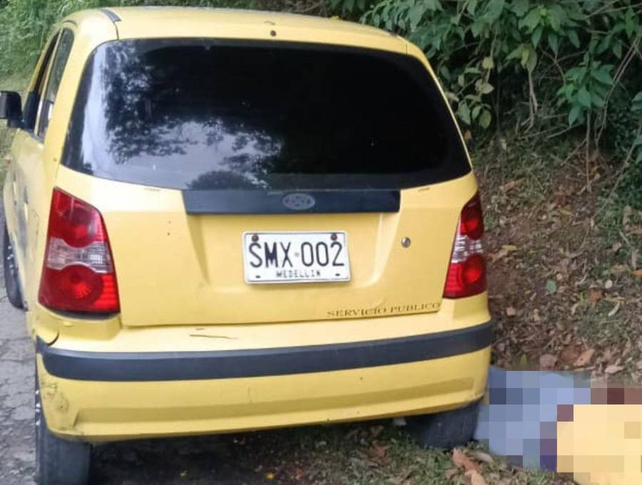 Al lado de este taxi quedó el cuerpo sin vida de Luis Ithamar Murillo López, de 57 años. Había tomado una carrera después de abandonar el acopio de la Terminal del Norte antes de su asesinato. FOTO: <b>CORTESÍA</b>