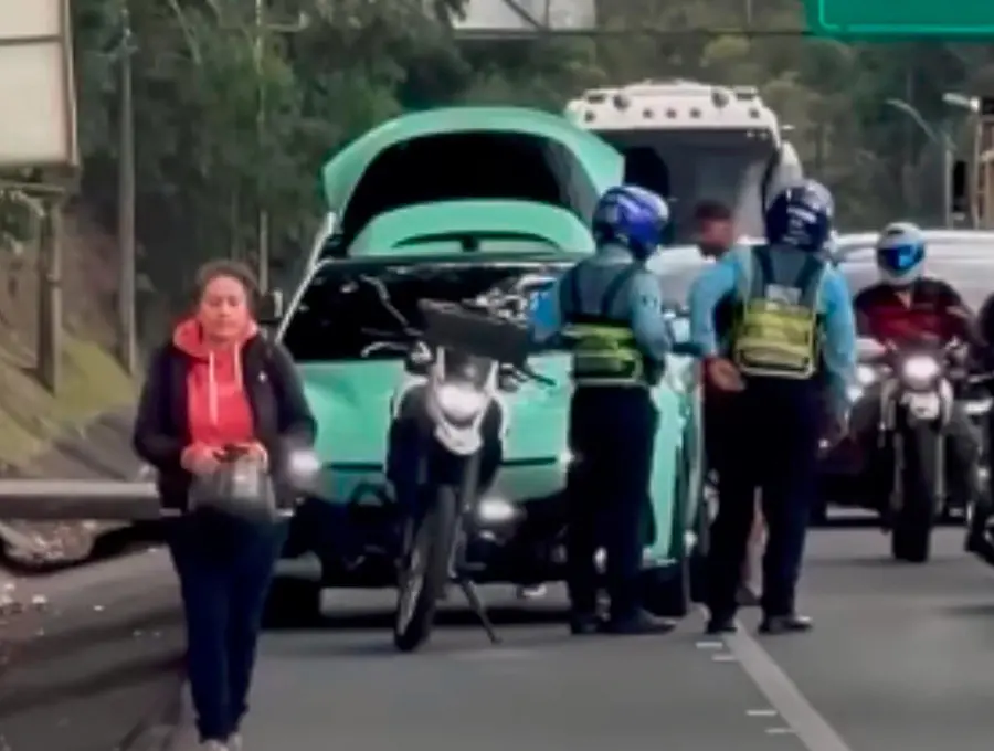 Su recorrido en este Ferrari exclusivo se hizo viral porque Maluma fue interceptado por agentes de la Secretaría de Movilidad de Medellín como parte de los procedimientos de rutina. FOTO: REDES SOCIALES