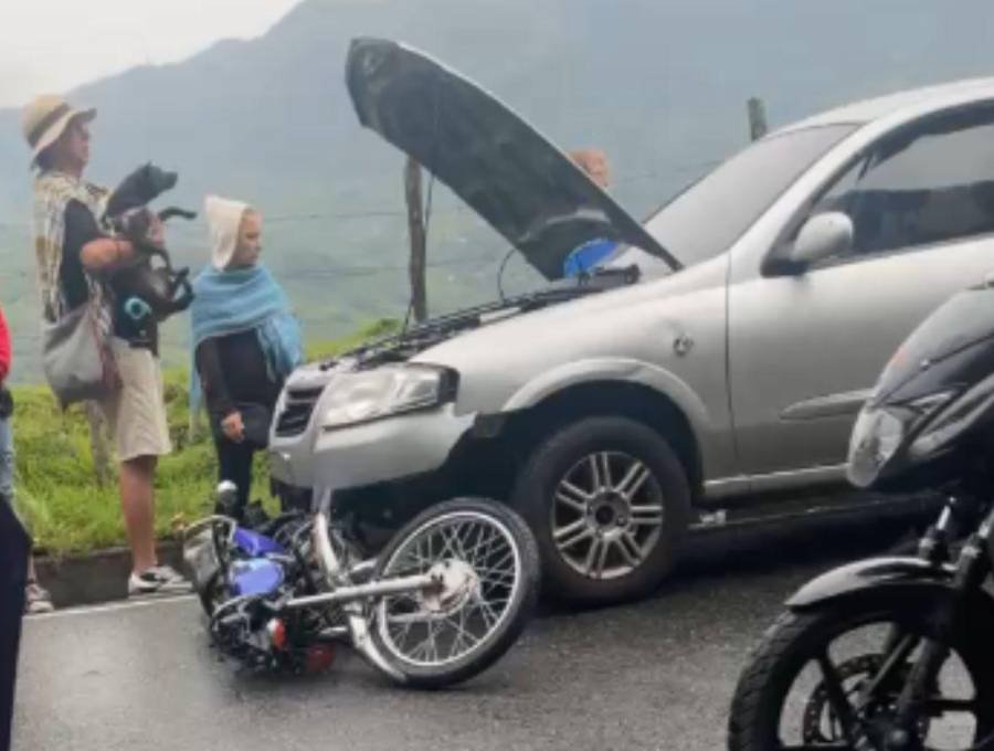En este accidente, ocurrido en la autopista Medellín-Bogotá, en Cocorná, un motociclista falleció en la tarde del lunes festivo. FOTO: CORTESÍA MI ORIENTE