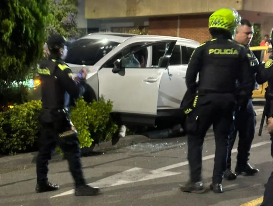 Así quedó el carro en el que se movilizaba Jesús David Villa Lamadrid, de 26 años, luego de ser atacado por sujetos desde una motocicleta en el barrio Estadio. FOTO: <b>CORTESÍA</b>