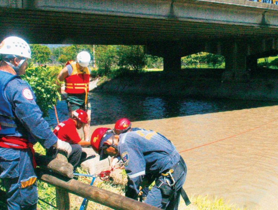 Esta imagen corresponde a cuando los bomberos de Medellín estaban haciendo la búsqueda de Carlos Iván Aguirre, de 49 años, quien había desaparecido en medio de las labores de rescate. FOTO: Archivo EL COLOMBIANO