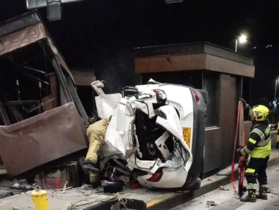 Así quedó la camioneta implicada en el accidente de tránsito que ocurrió en la madrugada de este viernes en el peaje de acceso del tramo Rionegro-Medellín. En este hecho murió Miguel Sanín Jaramillo, de 20 años, conductor del vehículo. FOTO: CORTESÍA MI ORIENTE