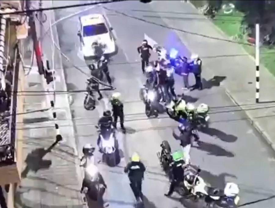 Con cámaras de seguridad, las autoridades interceptaron a las personas que se movilizaban en dos motocicletas, las cuales pretenderían robar a un motociclista. FOTO: CORTESÍA ALCALDÍA DE MEDELLÍN