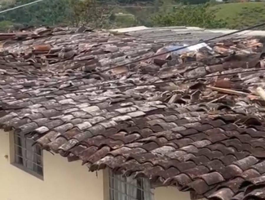 Así quedó uno de los techos afectados tras el movimiento sísmico de este miércoles en el municipio de Argelia de María, en el Oriente antioqueño. FOTO: CORTESÍA