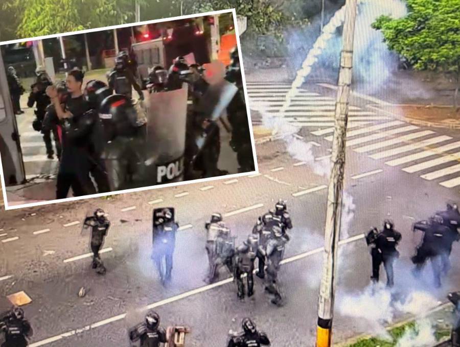 Un joven fue detenido por los agentes del Esmad de la Policía Metropolitana al ser señalado de provocar los desmanes que obligaron al cierre de la calle 67 (Barranquilla) y demás corredores cercanos a la Universidad de Antioquia. FOTOS: CORTESÍA ALCALDÍA DE MEDELLÍN Y TOMADA DE VIDEO