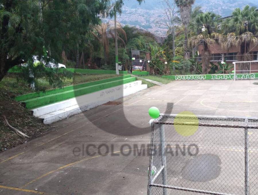 En las tribunas de este escenario deportivo se produjo el tiroteo que dejó una persona muerta y cuatro lesionadas en el barrio Belalcázar, de Medellín. FOTO: GUILLERMO LEÓN OSPINA MUÑOZ