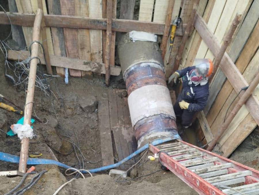 Los trabajadores de EPM realizaron las labores de mantenimiento de esta tubería desde la noche del pasado lunes. Por este daño, las comunidades afectadas no tuvieron una suspensión programada. FOTO: CORTESÍA EPM