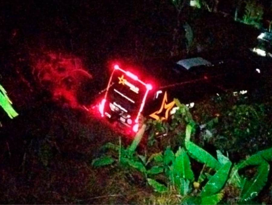 Así quedó el bus que llevaba siete pasajeros entre Cali y Medellín y que perdió el control en el sector El Vergel, de Santa Bárbara. FOTO: CORTESÍA