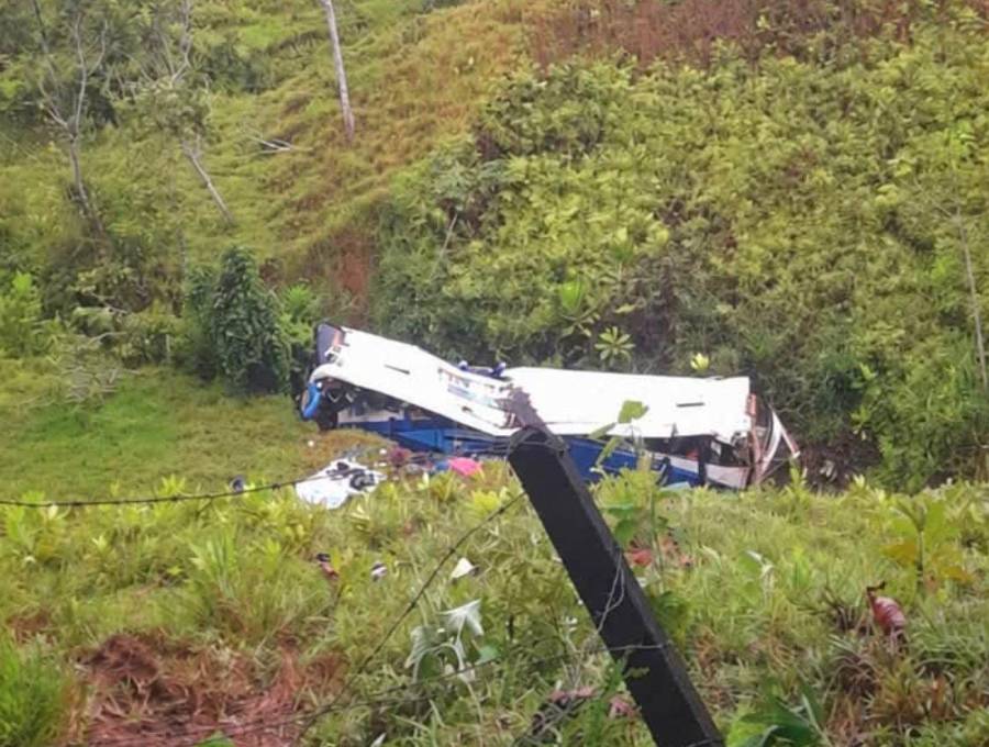 Así terminó el bus de la empresa Copetrán que cubría la ruta entre Santa Marta y Medellín en la mañana de este miércoles, que dejó a 29 personas lesionadas. FOTO: CORTESÍA RTP NOTICIAS REGIONAL