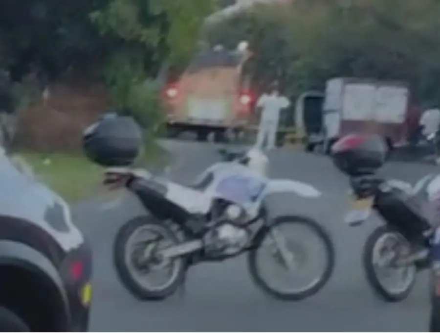 La víctima, Nelia Desiree Tosta Rivas, de 42 años, iba en una motocicleta que había solicitado por aplicación y luego de caerse fue golpeada por una camioneta. FOTO: CORTESÍA