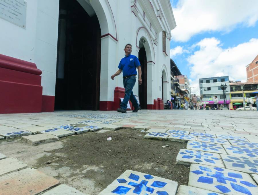 Al caminar por el templo, con la mirada en el suelo, se pueden contar fracturas a cada paso. Un andamio tubular está favoreciendo los daños. Foto: Camilo Suárez 