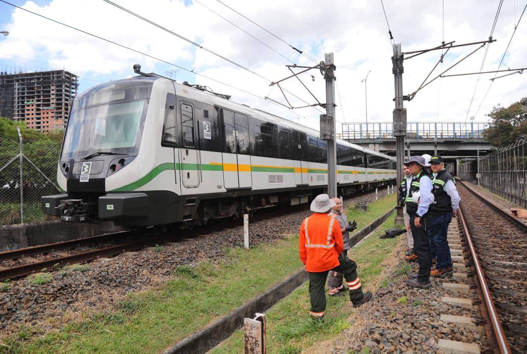 La suspensión del servicio en las estaciones del sur del valle de aburrá, de la línea A, sucedió debido al daño en una catenaria que abastece de energía al metro entre Aguacatala y La Estrella. Foto: Cortesía