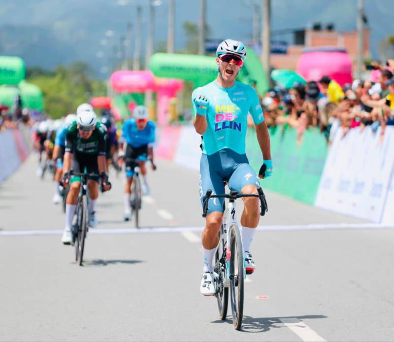 Wilmar Paredes cruzando la meta en Pitalito. FOTO: Fedeciclismo