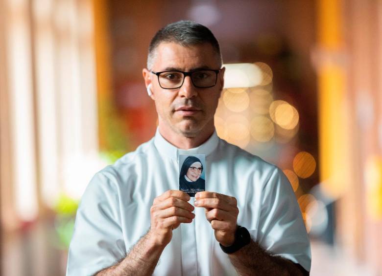 Padre Carlos Andrés con la imagen de la religiosa FOTO Camilo Suárez. 