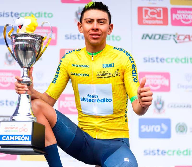 Robert Plazas celebra su consagración como campeón de la Vuelta de la Juventud 2026, el mayor logro de su carrera hasta ahora, tras superar un año marcado por la incertidumbre y regresar al alto rendimiento con el Team Sistecrédito. FOTO CORTESÍA FEDECICLISMO