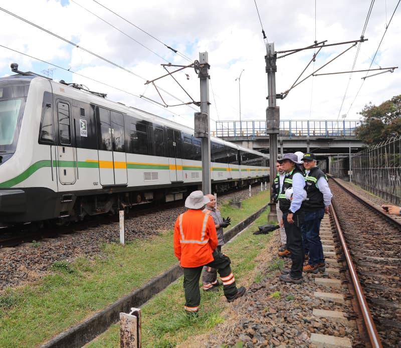 La suspensión del servicio en las estaciones del sur del valle de aburrá, de la línea A, sucedió debido al daño en una catenaria que abastece de energía al metro entre Aguacatala y La Estrella. Foto: Cortesía