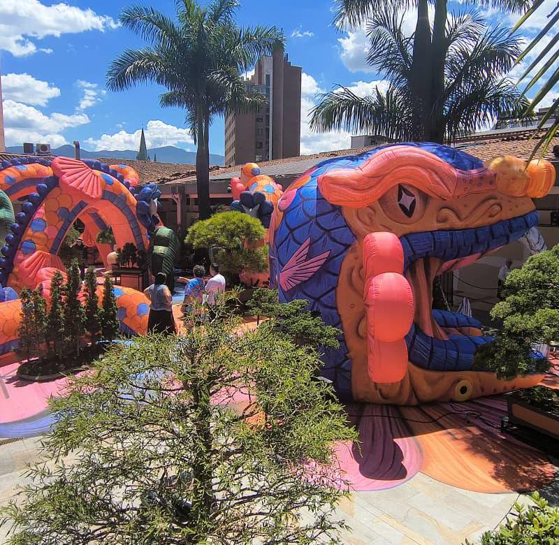 Elena, una serpiente inflable multicolor de siete metros de altura, es la figura central de la edición número 29 de la Exposición Bonsái Sandiego. FOTO cortesía