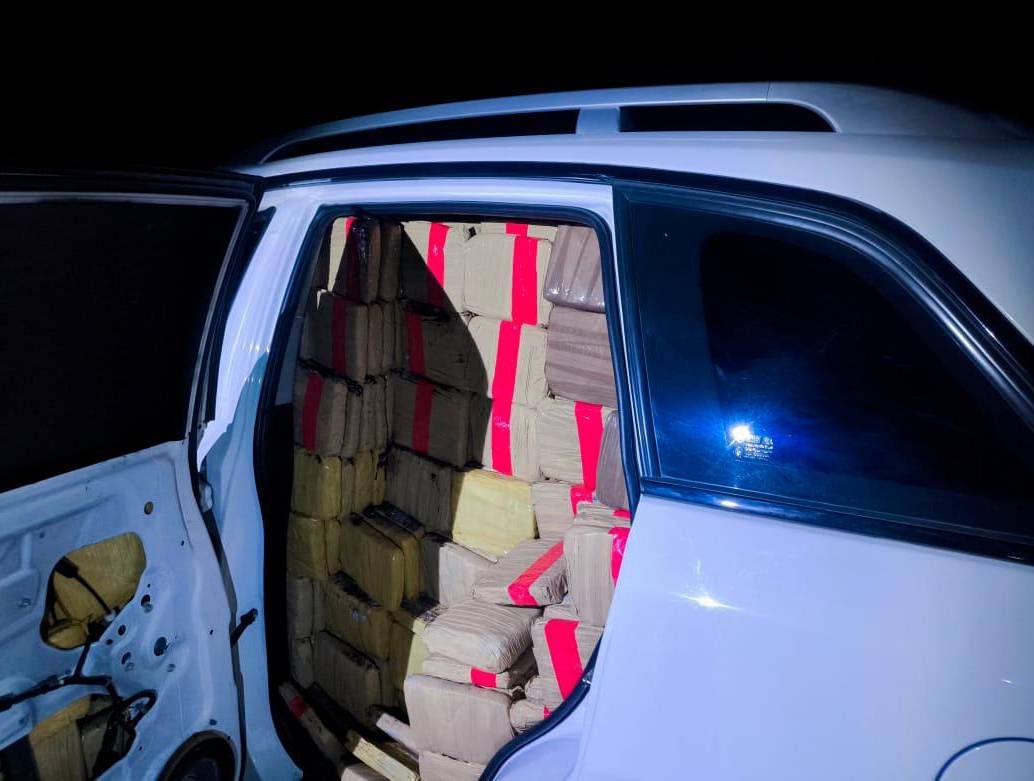 Los bloques de marihuana ocupaban toda la cabina de la camioneta. FOTO: CORTESÍA DE POLICÍA.