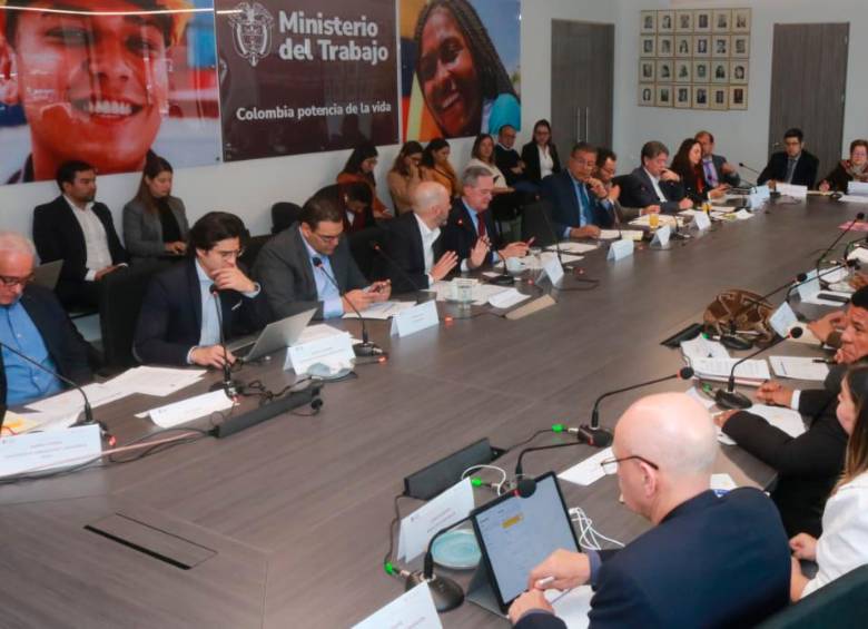 Este lunes 16 de febrero se reunirán empresarios y centrales obreras para reabrir negociación del salario mínimo. FOTO COLPRENSA. 