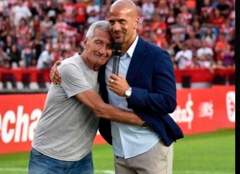 Juan Ramón Verón junto a su hijo, el también futbolista Juan Sebastián, en uno de los momentos que compartieron juntos en un estadio. FOTO TOMADA X @escueladelbidon