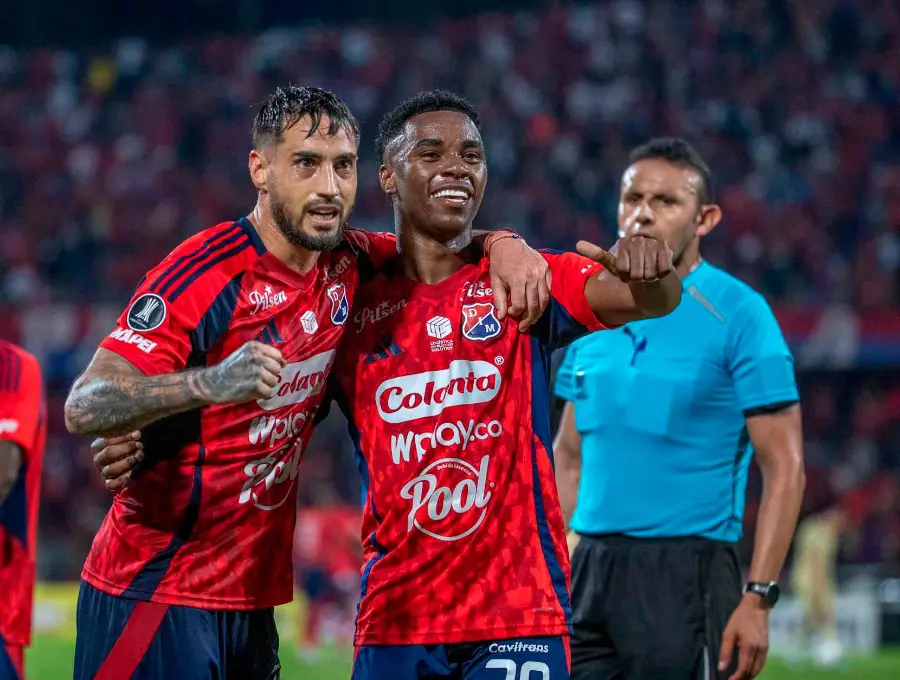 El polaco Francisco Fydriszewski junto a Jhon Montaño celebran el gol con el que el DIM venció a Cusco en el Atanasio Girardot. FOTO MANUEL SALDARRIAGA 