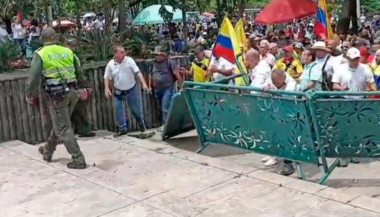Manifestantes ingresan de forma violenta a la la Plazoleta de La Alpujarra. FOTO: Cortesía Denuncias Antioquia.