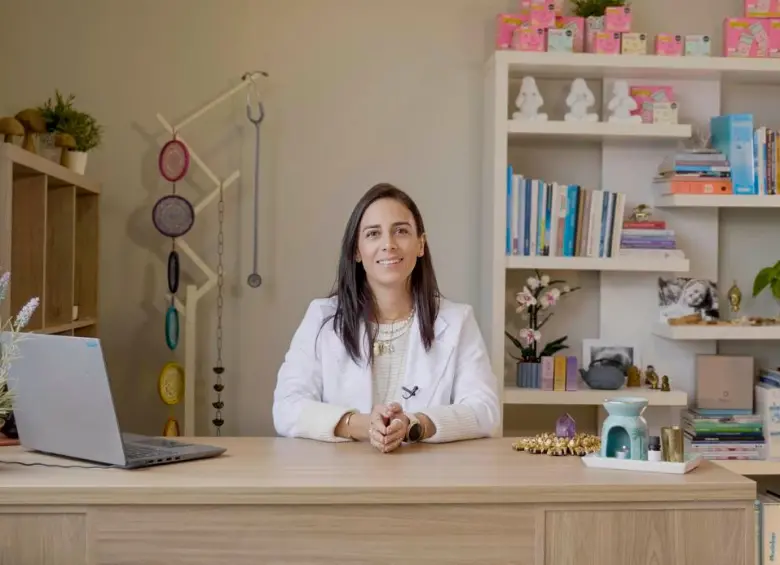 Manuela Mejía ha sido alumna del doctor Jorge Carvajal, fundador de la medicina sintergética. FOTO: Cortesía Manuela Mejía