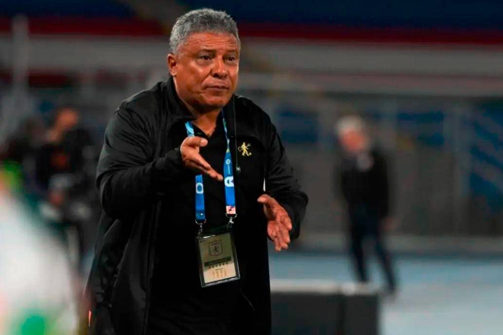 Álex Escobar es quien se encarga de dirigir al América desde la raya en constante comunicación con David González. FOTO COLPRENSA