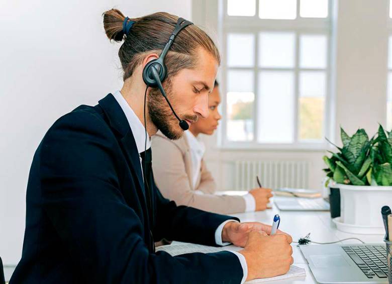 Persona aplicando a las vacantes de medio tiempo a través de Magneto Empleos. FOTO: GETTY