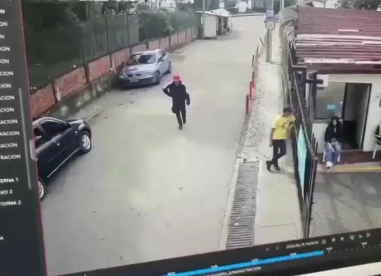 El momento en que José Cubillos se acerca a Nicolás Francisco Perdomo. FOTO: Captura de video