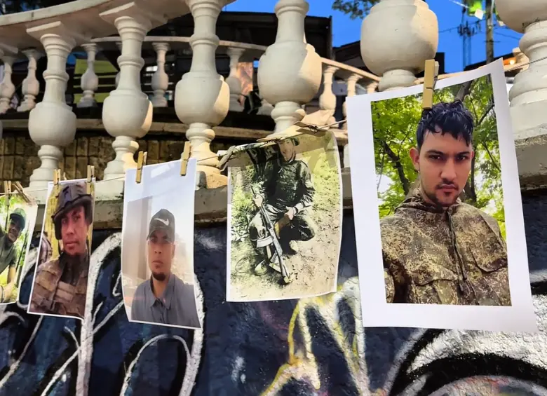 Con fotos y velas, en San Cristóbal pidieron ayuda para dar con el paradero de más de 30 jóvenes paisas desaparecidos en la guerra Rusia-Ucrania. Foto: cortesía.
