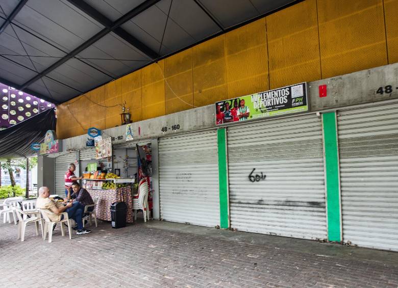 Son pocos los comerciantes que se animan a abrir sus puestos en esta época de sequía futbolera. Foto: Esneyder Gutiérrez]