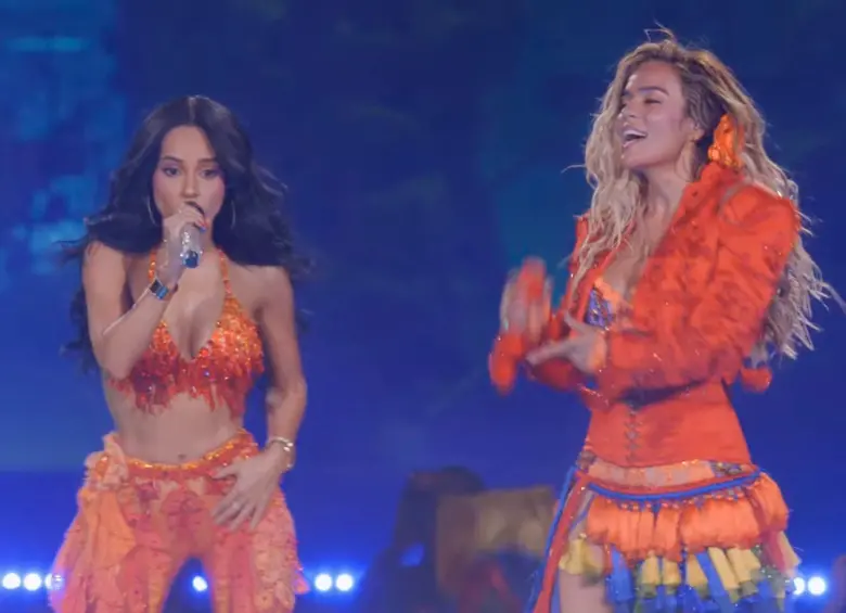 Becky G y Karol G en la última noche de la colombiana en Coachella. FOTO Captura de pantalla. 