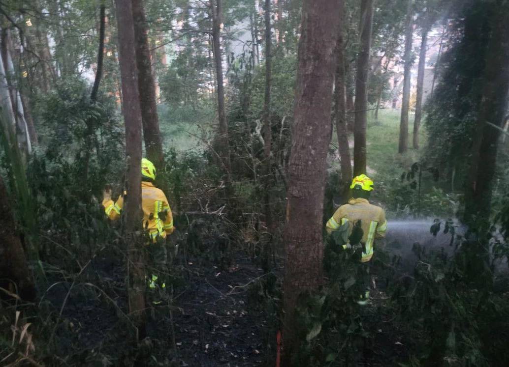 Integrantes de los bomberos que apagaron el incendio ocurrido en el sector del Seminario en Medellín. FOTO: Cortesía Alcaldía de Medellín