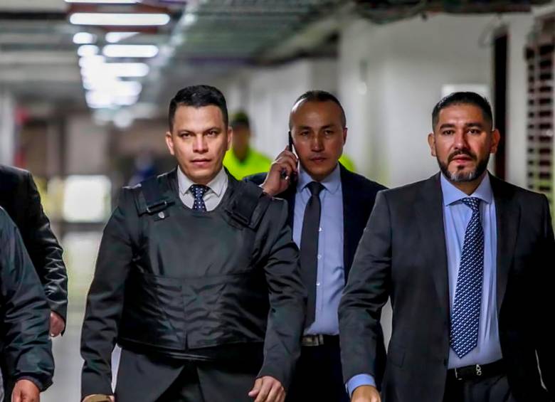Sneyder Pinilla (de chaleco blindado), antiguo subdirector de Manejo de Desastres de la Ungrd. FOTO: COLPRENSA.