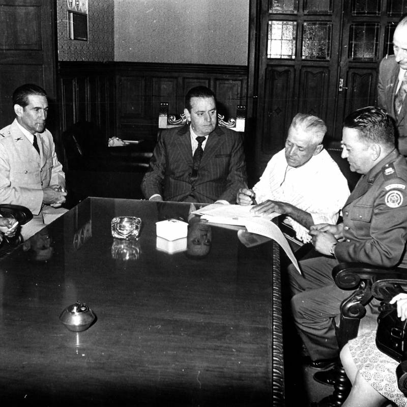Firma de la promesa de venta al departamento de la casa donde nació José María Córdova en el municipio de Concepción, en 1973. Diego Calle Restrepo está en el centro de la foto. FOTO ARCHIVO EL COLOMBIANO. 