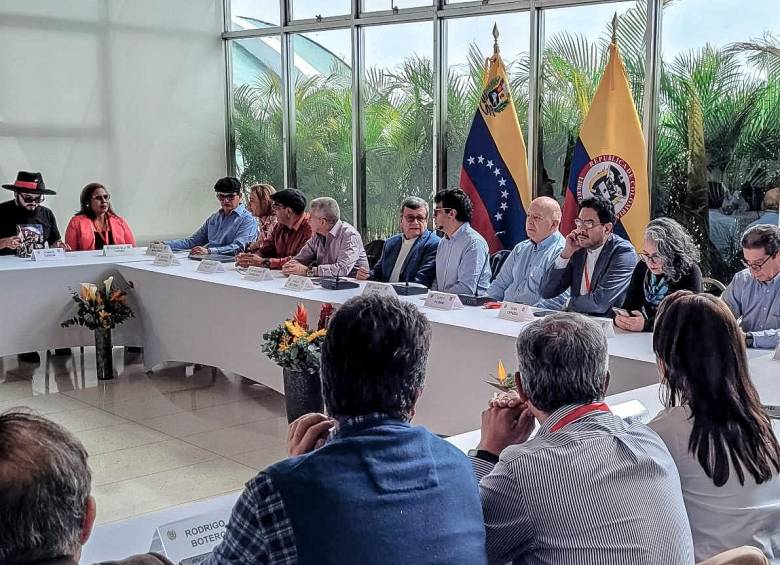 La mesa de negociación cerró este lunes desde Caracas, Venezuela, su primer ciclo de conversaciones. Se espera que el segundo ciclo arranque en enero desde México, elegida como sede. FOTO cortesía